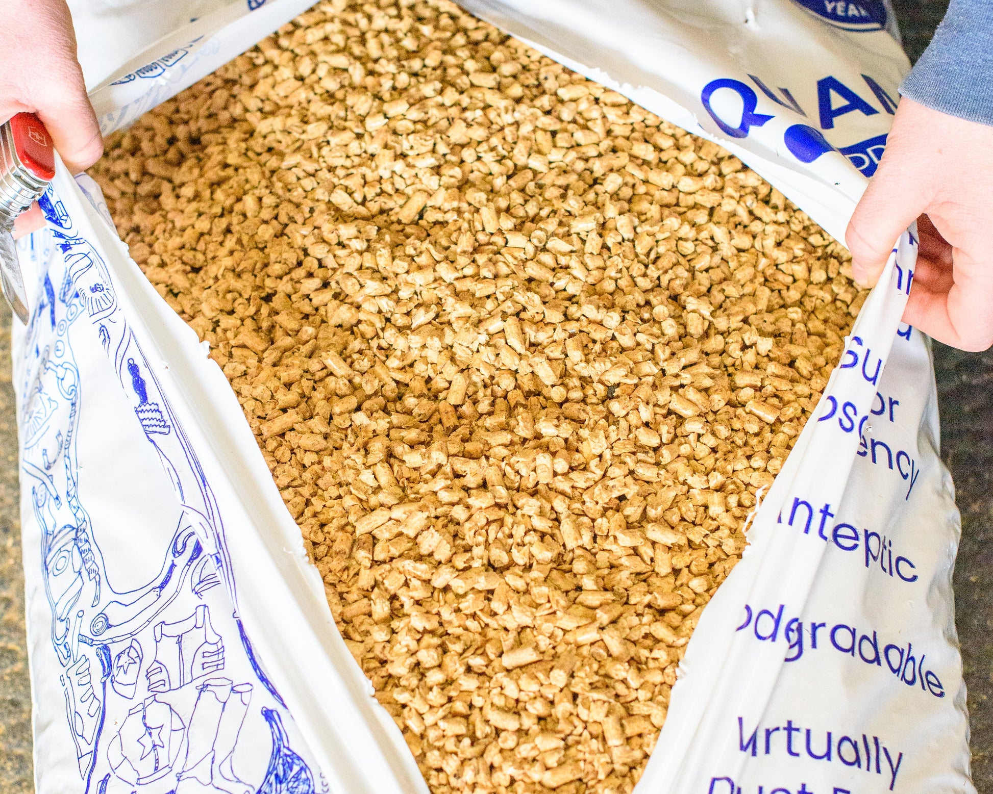 Wood pellet horse bedding Aquamax